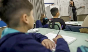 CNTE comemora reajuste do piso do magistério; prefeitos contestam