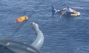 Helicóptero faz pouso forçado no mar em Cabo Frio